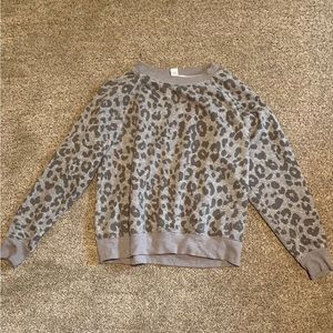Super comfy cheetah print crew neck in a Women’s medium